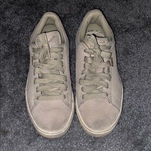 Beige Pumas